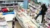 "Сучара #баная! Ты вообще ох#ела что-ли!?", - пьяная россиянка с ребенком разгромила магазин в подмосковном Жуковском. ВИДЕО камер наблюдения