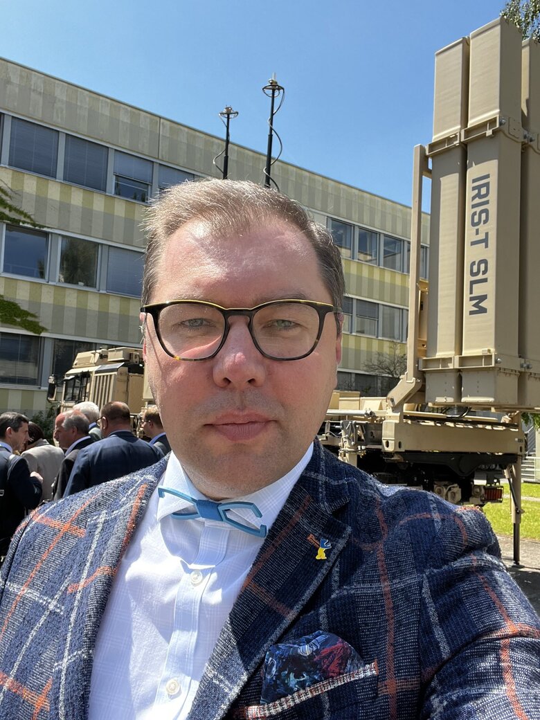 Посол України в Німеччині Макеєв показав системи IRIS-T, які відправлять Україні 01