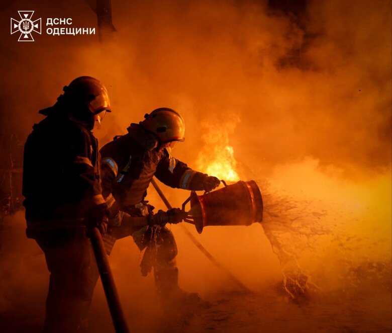 пожежа після атаки на припортову інфраструктуру Одещини