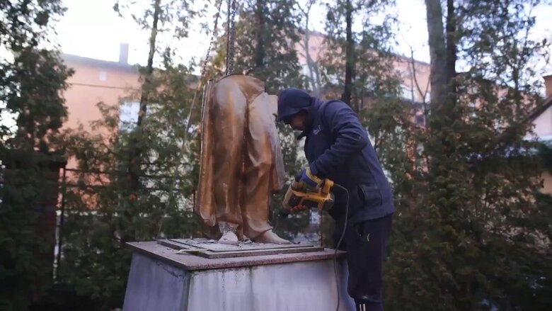 Останній пам’ятник Пушкіну демонтували у Чернівцях 03