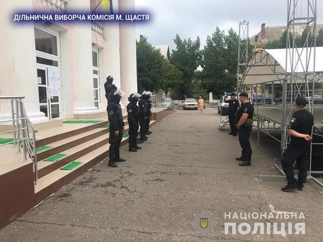 Поліція Луганщини посилила охорону ОВК у Сєверодонецьку та Щасті 01