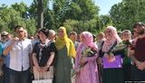 В оккупированном Крыму сотни людей собрались возле суда, где сегодня рассмотрят дела правозащитниц Зудиевой и Салиевой. ВИДЕО+ФОТОрепортаж