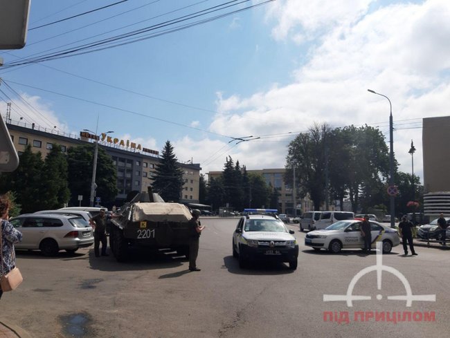 Захват заложников в Луцке: В центр города прибыл БТР 02 Захват заложников в Луцке: В центр города прибыл БТР 02