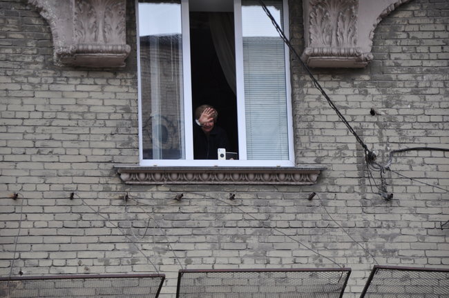 Руху ЛГБТ-маршу намагалася перешкодити жінка, яка лягла на асфальт і кричала про перетворення хлопчиків на геїв 72