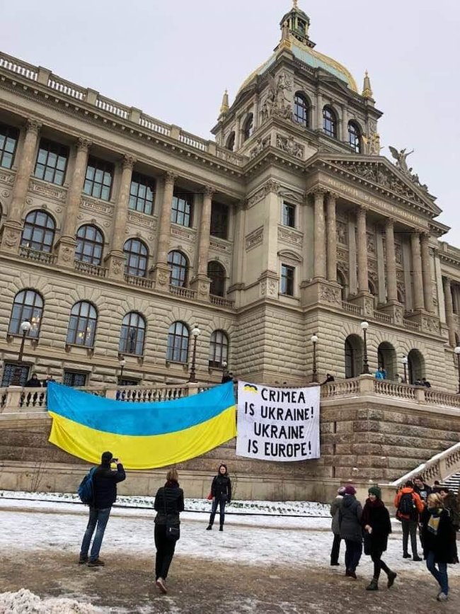 У центрі Праги вивісили український прапор 01