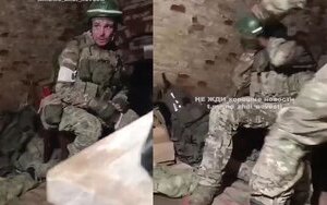 российские командиры избивают подчиненного