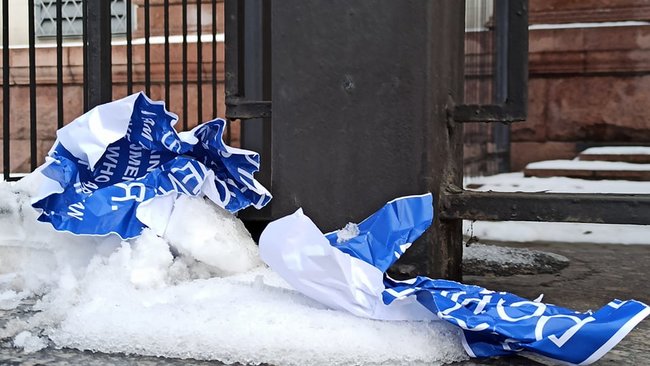 Акцию у посольства РФ в Киеве прекратили неизвестные: сорвали и сожгли плакаты, разбили таблички 03