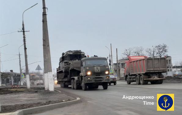 В оккупированном Мариуполе зафиксирована большая колонна российских грузовиков, - Андрющенко 01