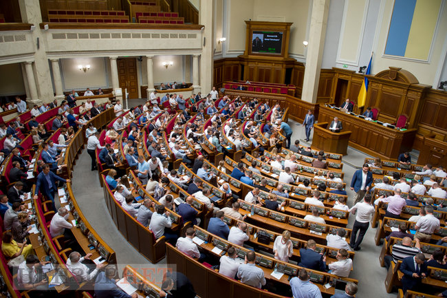 Корнієнко, який підтягує штани, Яременко бентежить колег, погляд Юрченка в спину, - день роботи Ради 14 липня 01