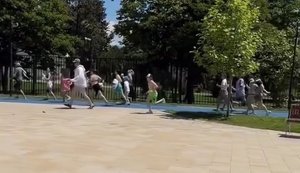 Російські курортники наввипередки біжать із пляжу під час повітряної тривоги в Сочі. ВIДЕО