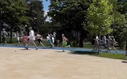 Російські курортники наввипередки біжать із пляжу під час по