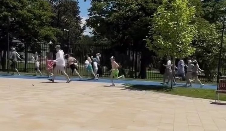 Російські курортники наввипередки біжать із пляжу під час повітряної тривоги в Сочі. ВIДЕО