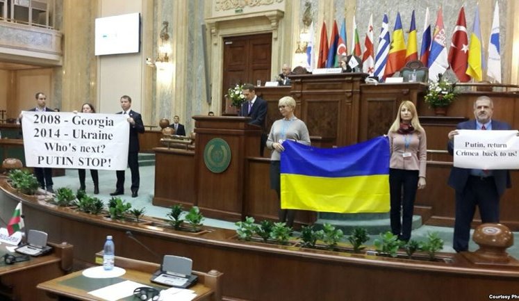 Украинская делегация протестовала против агрессии РФ во время выступления Нарышкина на Генассамблее ПАЧЭС. ФОТО