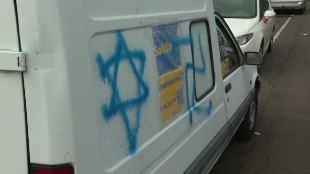 French police are investigating anti-Ukrainian graffiti and swastikas 02
