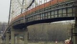 В Киеве обвалилась часть конструкций пешеходного моста через Днепр. ВИДЕО