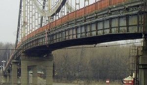 В Киеве обвалилась часть конструкций пешеходного моста через Днепр. ВИДЕО