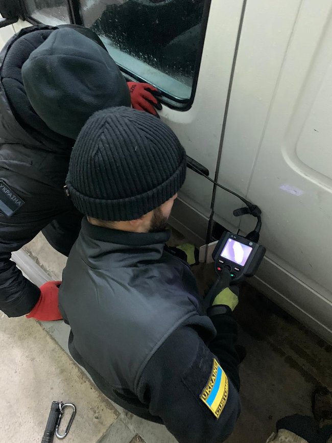 Житель Чернігівщини позбувся автомобіля, намагаючись провезти в бензобаку контрабандні сигарети, - Держприкордонслужба 01