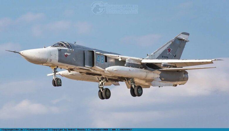 Українські воїни оглядають уламки російського Су-24М під Бахмутом 05