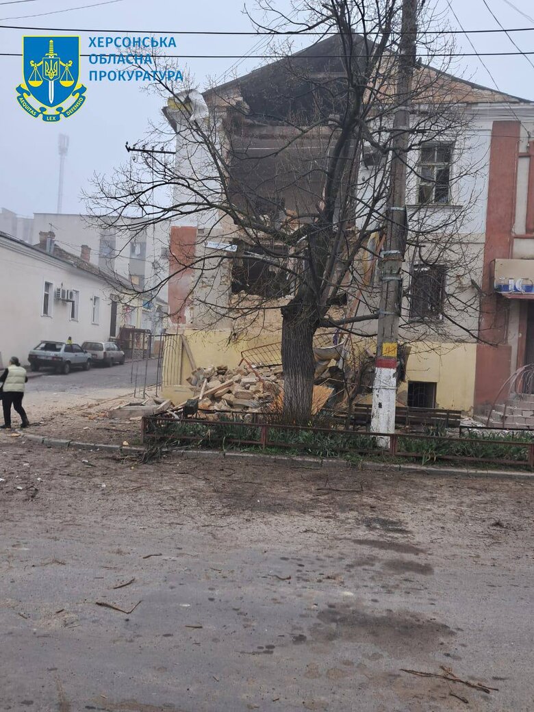 Наслідки ворожих обстрілів Херсону 02