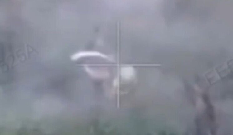 Russian soldier steps on anti-personnel mine, bandages his leg and shoots himself with automatic rifle. VIDEO