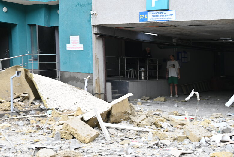 Последствия падения обломков вражеской ракеты на многоэтажку в Соломенском районе Киева 36