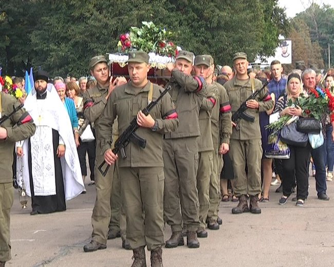 С воином 58-й ОМПБр Ярославом Бугаевским, умершим в госпитале от полученного на Донбассе ранения, простились в Шостке 05