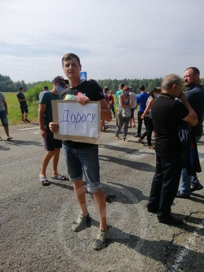 Жители Прикарпатья перекрыли дорогу, требуя ее ремонта 04