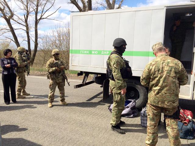 Бойовики ДНР передали Україні 14 увязнених 02 Бойовики ДНР передали Україні 14 увязнених 02
