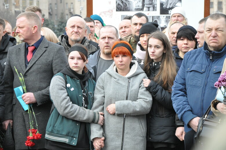 Із воїнами Олегом та Микитою Хомюками попрощалися у Києві: Батько та син загинули в бою проти окупантів під Бахмутом 14