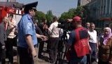 Взрывы в Днепропетровске. Прохожие оказывают первую медпомощь пострадавшим, а милиция "строит" прессу. + ВИДЕО.