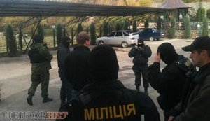 Как УБОП штурмует дом депутата БЮТ Суслова: "была драка, я весь в крови". ФОТОрепортаж