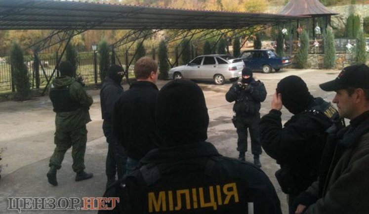 Как УБОП штурмует дом депутата БЮТ Суслова: "была драка, я весь в крови". ФОТОрепортаж