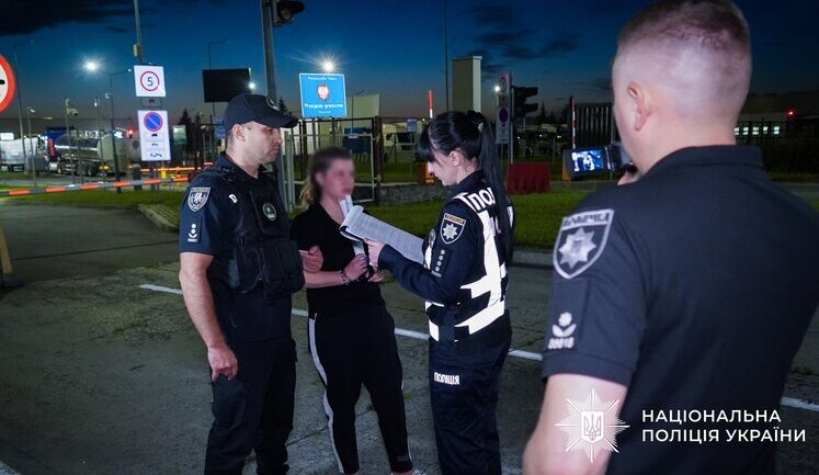 Шахрайку, яка обікрала українців на понад 50 млн грн під виглядом зборів на дрони для ЗСУ, екстрадували з ОАЕ, - Нацполіція. ФОТО