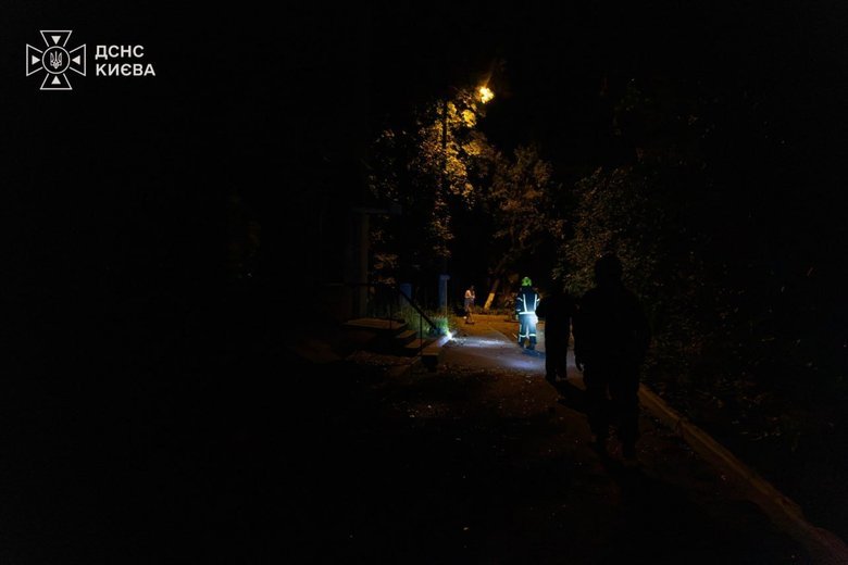 У Києві після удару РФ горів склад і пошкоджена лікарня