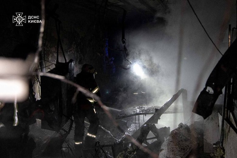 Нічна атака РФ на Київ: в Оболоні загорівся медзаклад, є загиблий