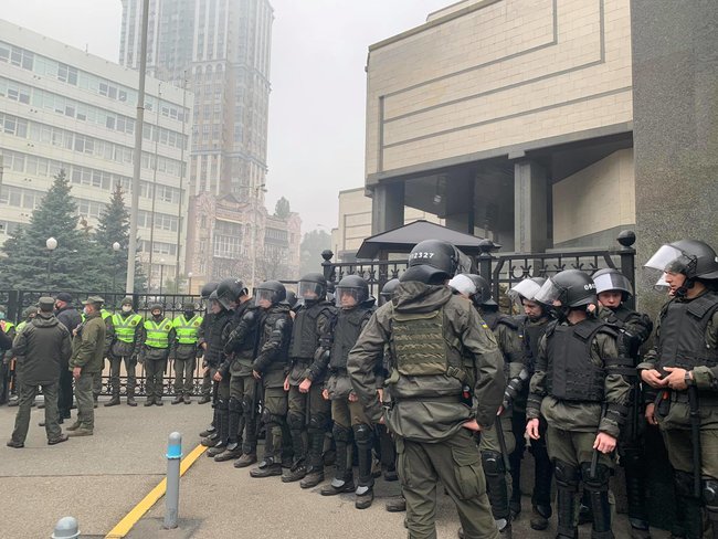 Protesters throw smoke bombs at Ukraines Constitutional Court 03