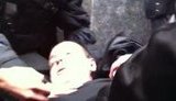Раненому под Радой милиционеру оказывают медпомощь: Отойдите отсюда. Не видите, человек умирает. + ВИДЕО.