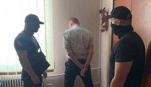 Хабарі за оформлення документів для виїзду за кордон: ДБР затримало одного з керівників Держміграції на Закарпатті. ФОТОрепортаж