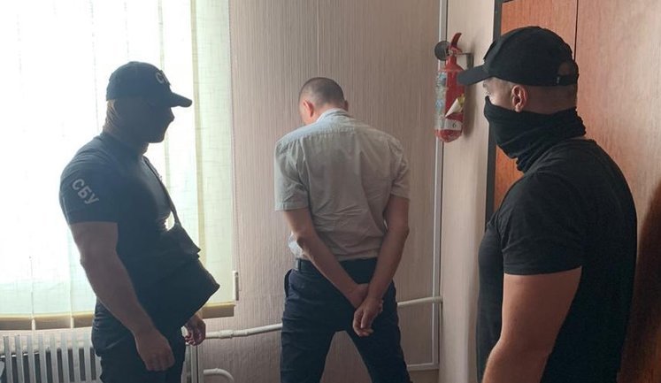 Хабарі за оформлення документів для виїзду за кордон: ДБР затримало одного з керівників Держміграції на Закарпатті. ФОТОрепортаж