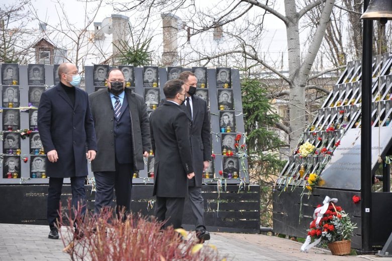 Зеленський та Єрмак вшанували память загиблих Героїв Небесної Сотні в Києві 05