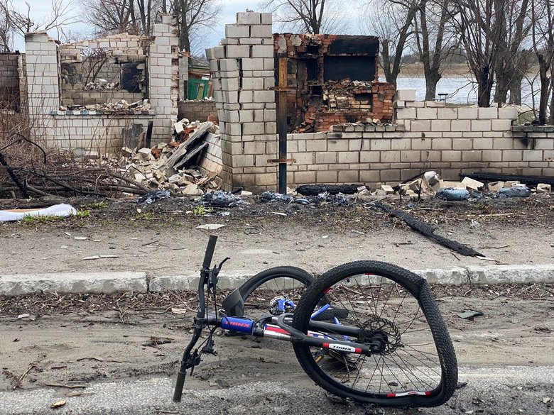 Many civilian cars and bodies of civilians shot by Russian occupiers in forests near Kyiv 09