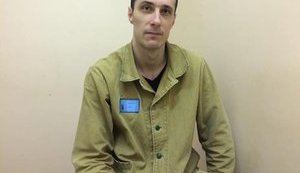 В российских колониях есть процедура - в кабинете начальника кидают тряпку и ты должен протереть за ним пол, это снимают на телефон, - политзаключенный Шумков