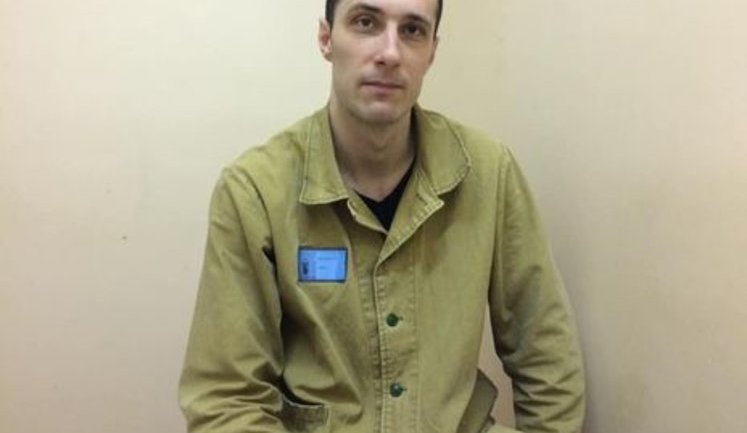 В российских колониях есть процедура - в кабинете начальника кидают тряпку и ты должен протереть за ним пол, это снимают на телефон, - политзаключенный Шумков