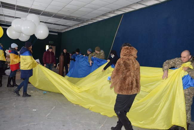 До Дня Соборності в бік окупованого Луганська запустили величезний український прапор, - штаб 06 До Дня Соборності в бік окупованого Луганська запустили величезний український прапор, - штаб 06