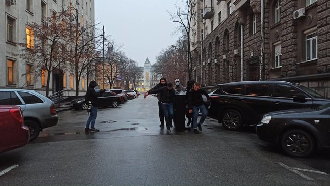 Зеленському на день народження принесли під ОП рояль: Займайтеся тим, що у вас виходить 01