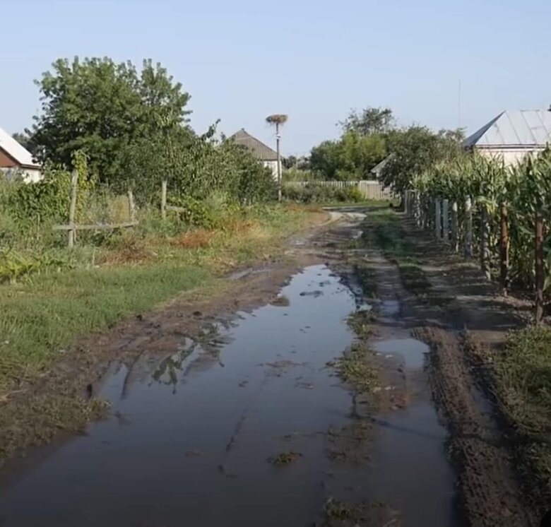 У Сосниці на Чернігівщині мама загиблого воїна Владислава Грищенка побудувала дорогу за гроші, які виділила держава після загибелі її сина 02