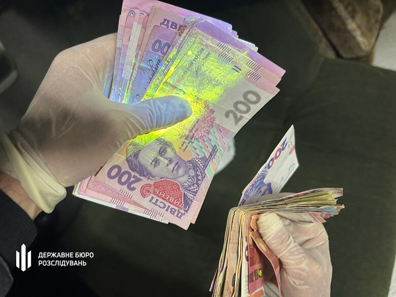 ДБР викрило схему регулярних поборів з бізнесу на Львівській митниці 04