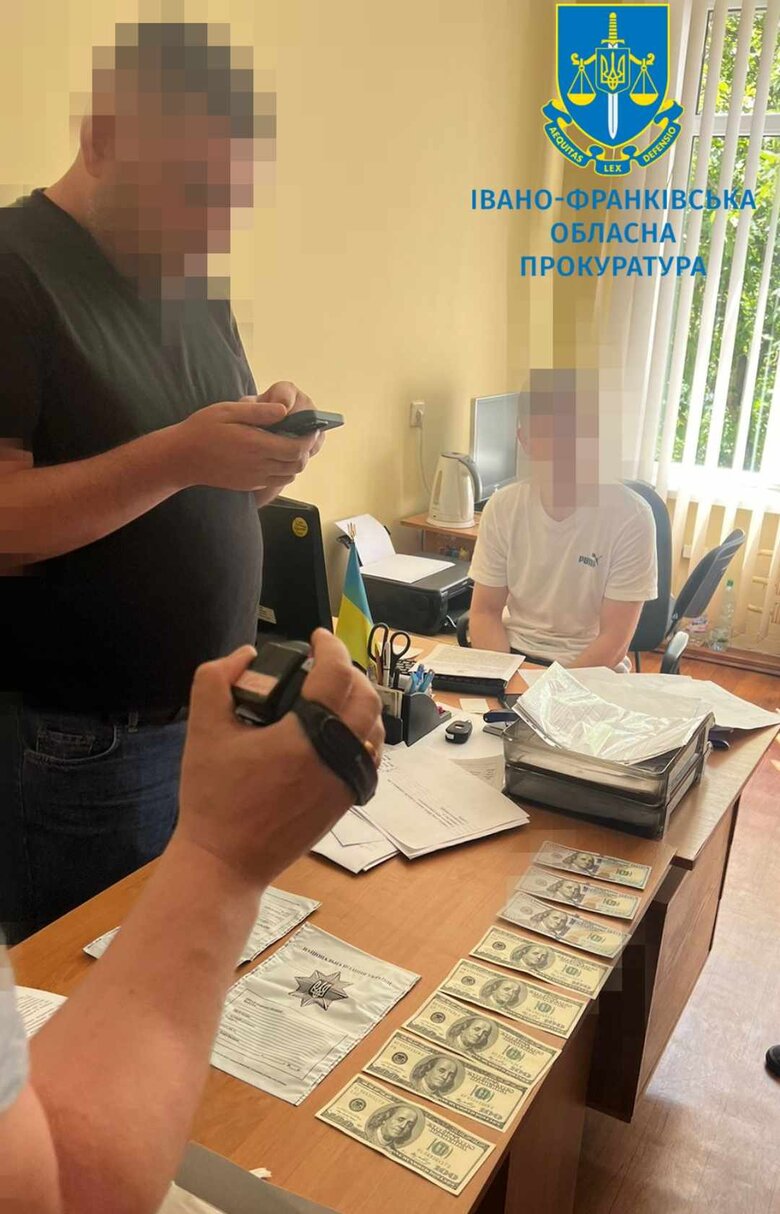 Освітянина затримано на хабарі в Івано-Франківській області