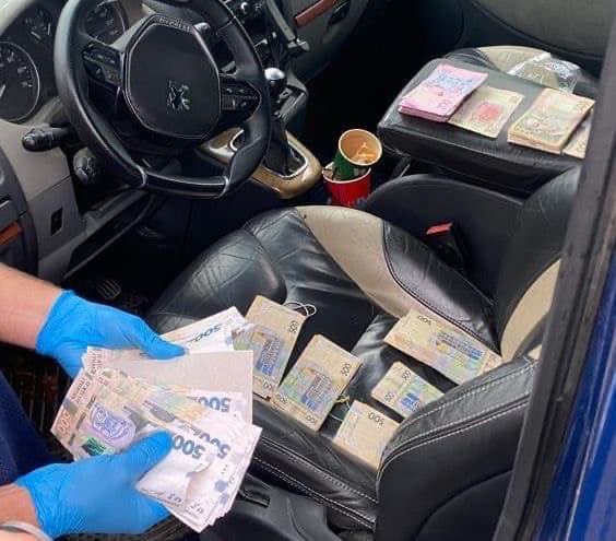 Разоблачен житель Хмельнитчины, продававший гуманитарную помощь. У него изъяли автомобили, амуницию и средства гигиены 02