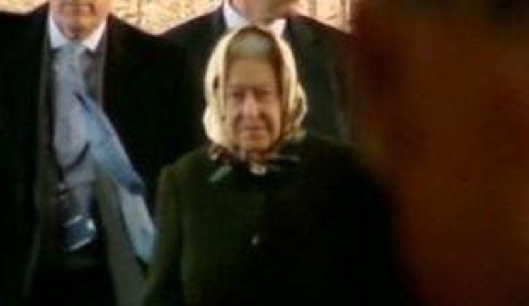 Елизавета II едет в свою резиденцию на поезде. Британцы не заметили королеву. + ВИДЕО.